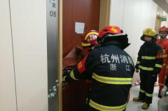 荒唐！！杭州醉酒男借酒强拥女子 后大闹医院醒酒室