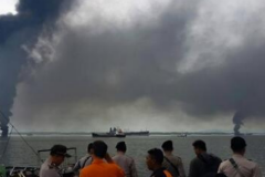 印尼海域原油大火，系试图通过燃烧清理泄露造成